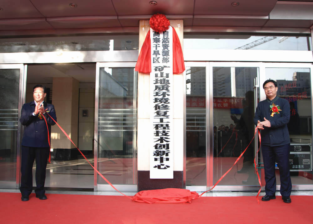 1572491369100065359.jpg 揭牌3.jpg